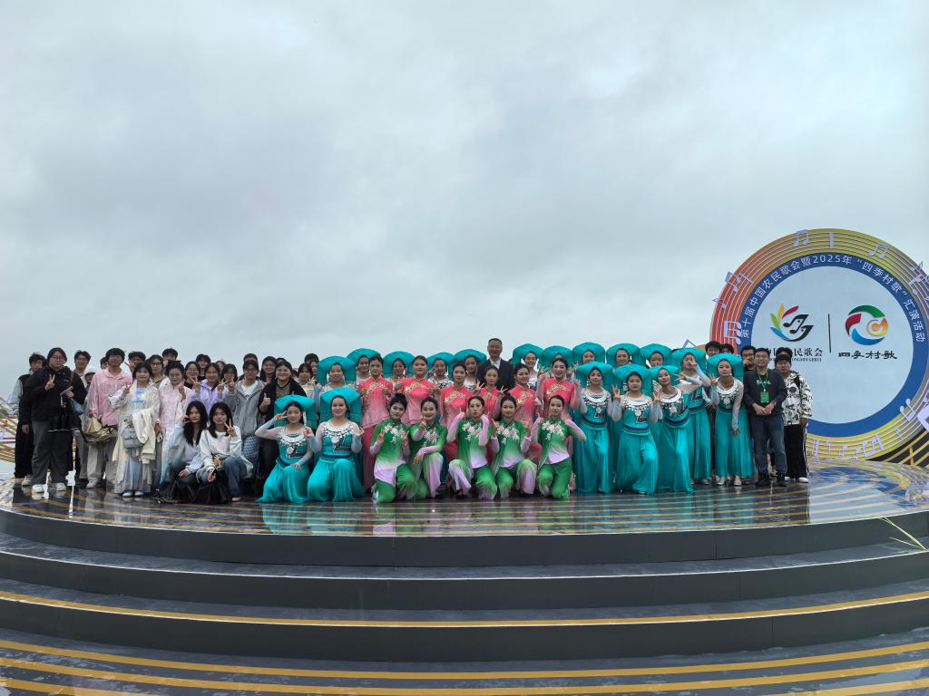 我校倾情助力中国农民歌会圆满成功 校党委书记王燕永慰问鼓舞师生团队